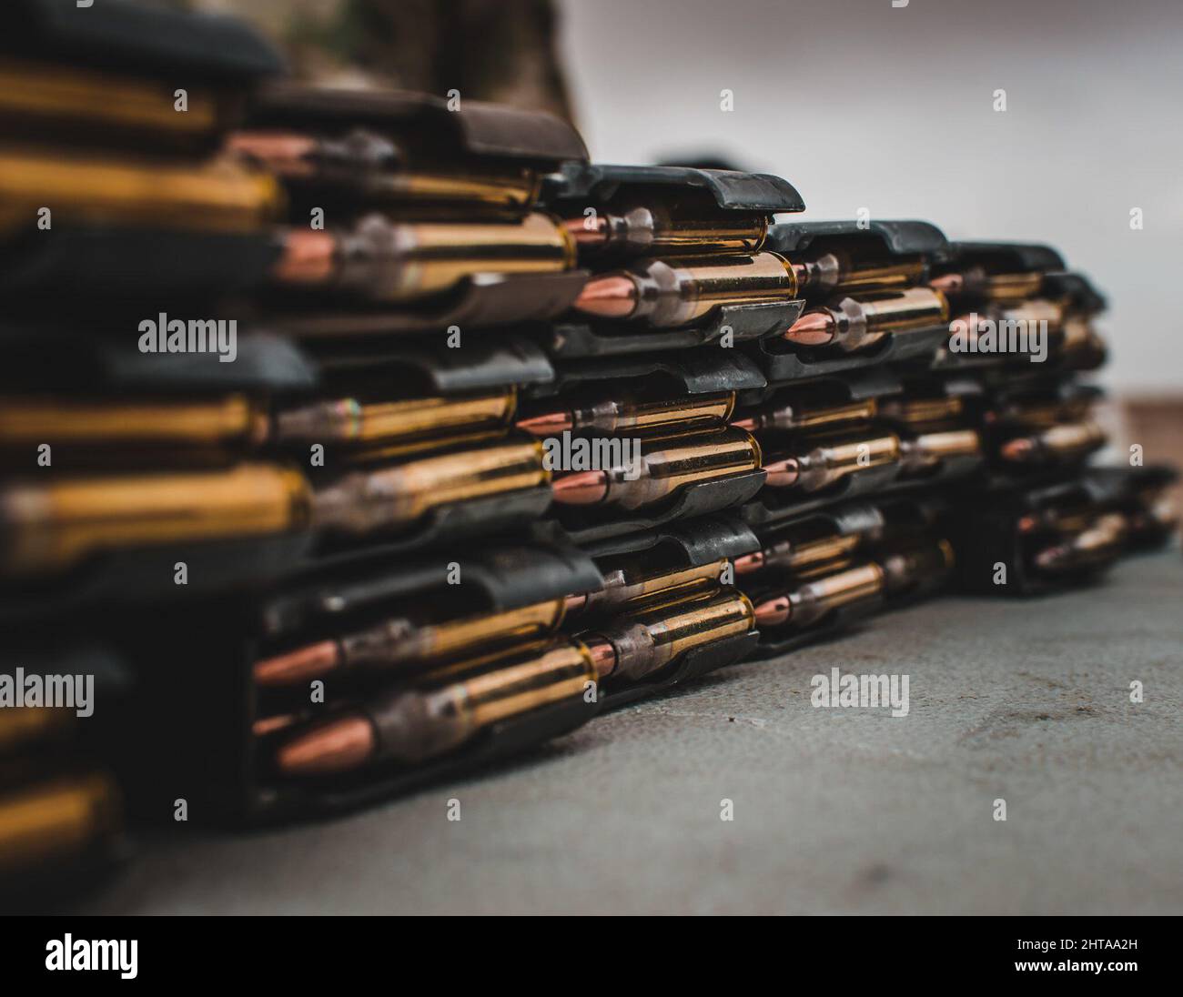 I soldati dell'esercito degli Stati Uniti dalla batteria di difesa missilistica 13th, dal comando di difesa missilistica dell'esercito 10th e dai soldati dell'IDF caricano e accumulano le riviste per eseguire le tattiche avanzate di fucile e ricarica. Foto Stock