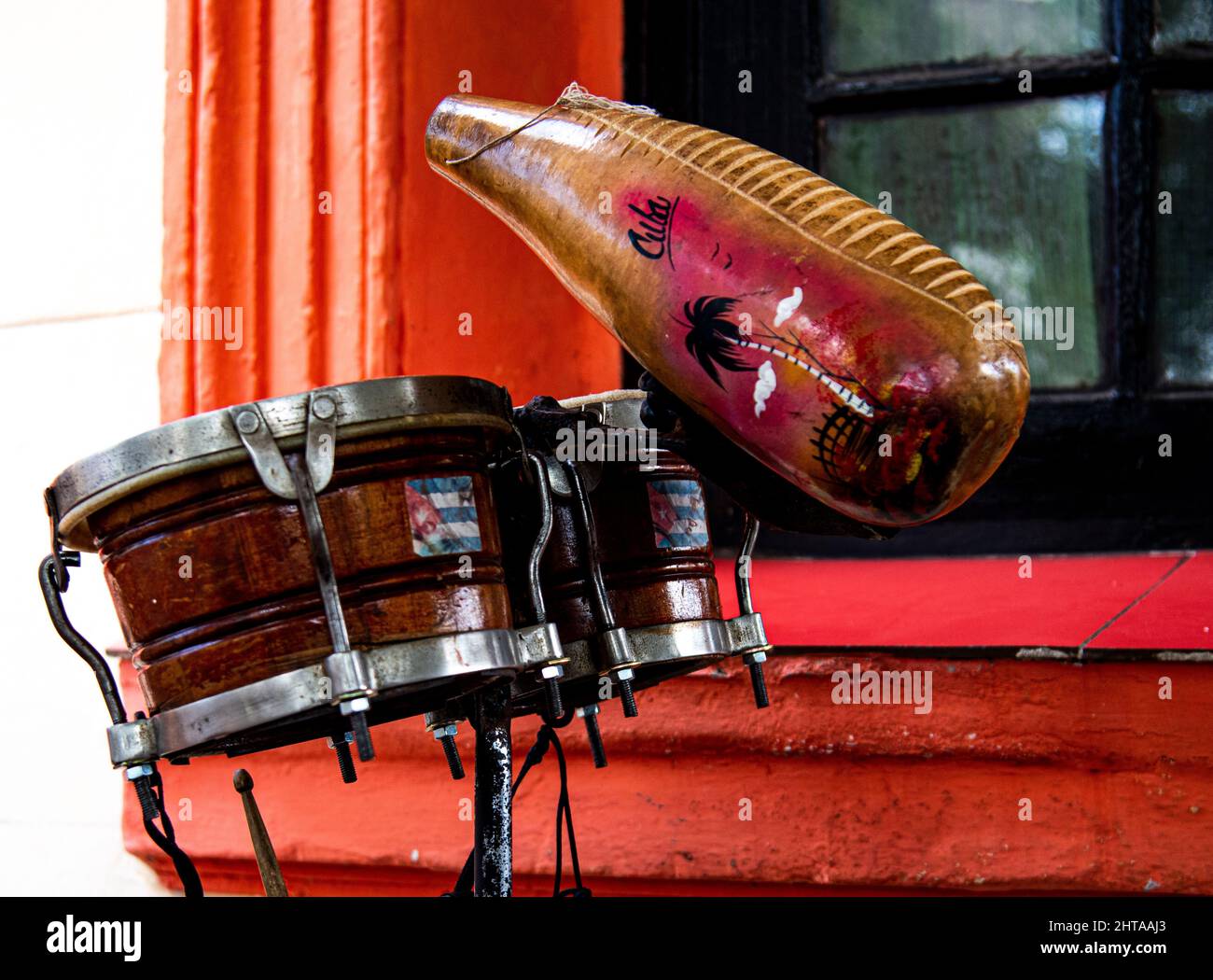 Le percussioni cubane suonano il bongo e il guiro in un bar a l'Avana, Cuba. Foto Stock