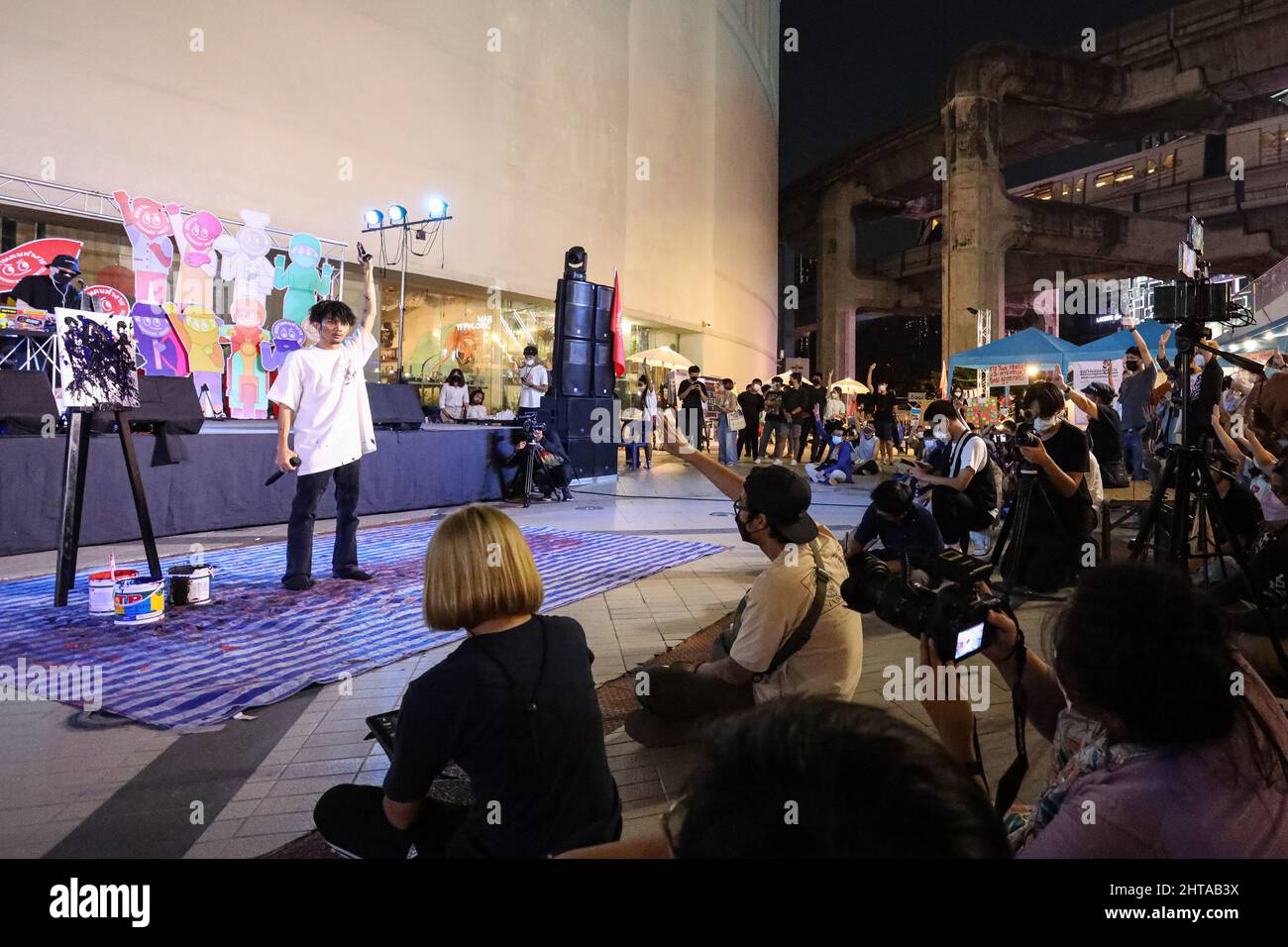 Bangkok, Tailandia. 27th Feb 2022. L'artista rap aka 3Bone canta su temi sociali mentre si esibisce l'arte con il colore su carta. (Credit Image: © Adirach Toumlamoon/Pacific Press via ZUMA Press Wire) Foto Stock