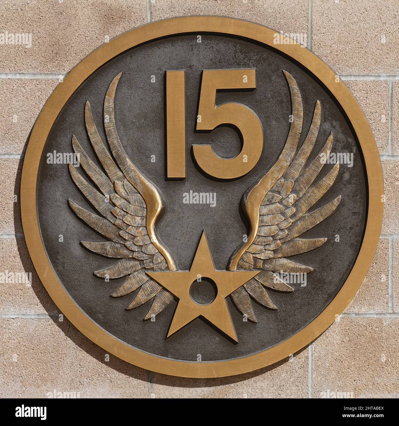 Insegne in bronzo dell'aviazione militare USA del 15th su muro di mattoni. Foto Stock