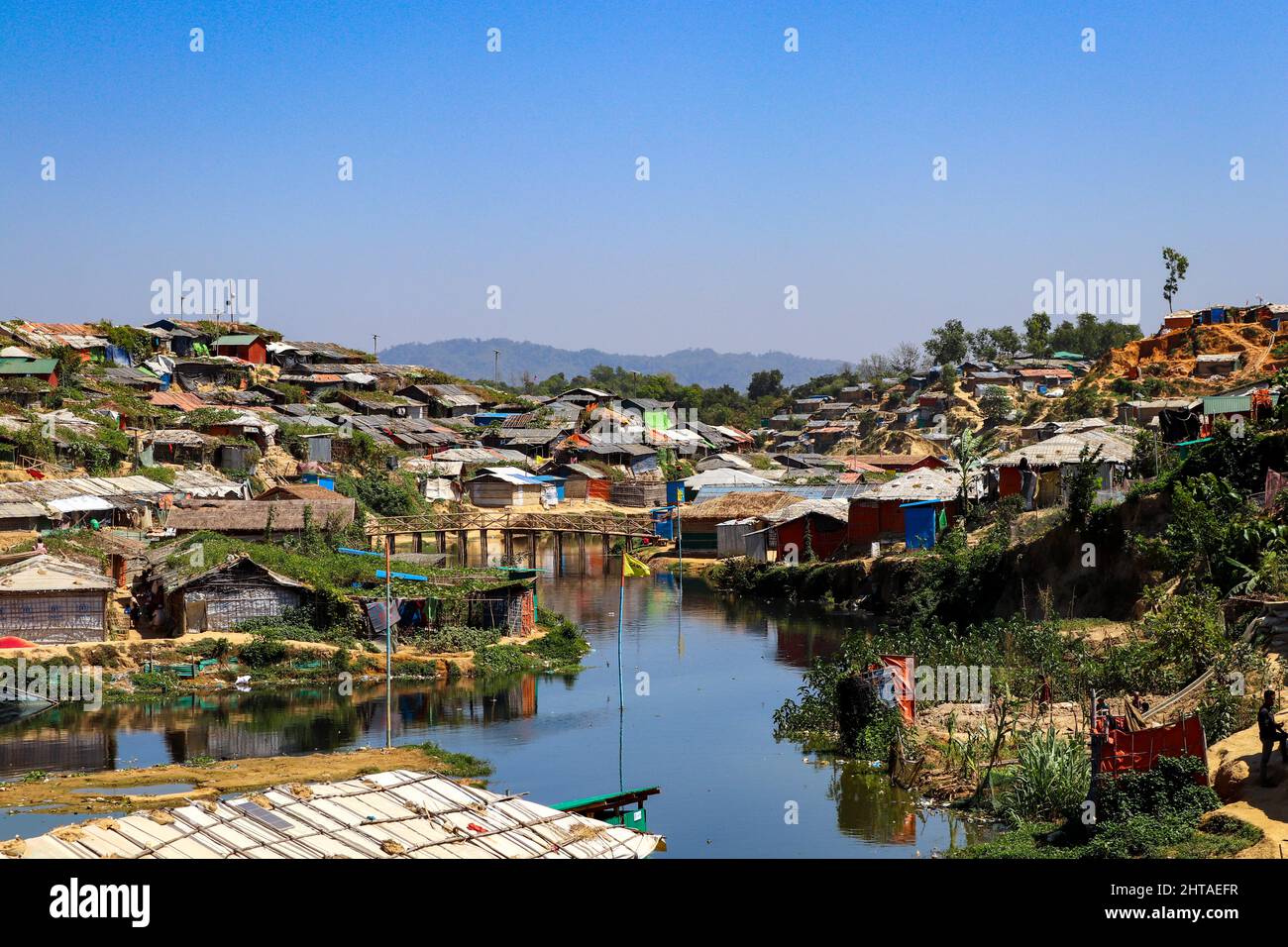 La più grande risposta umanitaria al mondo. Campi per rifugiati Balukhali Rohingya a Ukhiya a Cox's Bazar, Bangladesh. Foto Stock