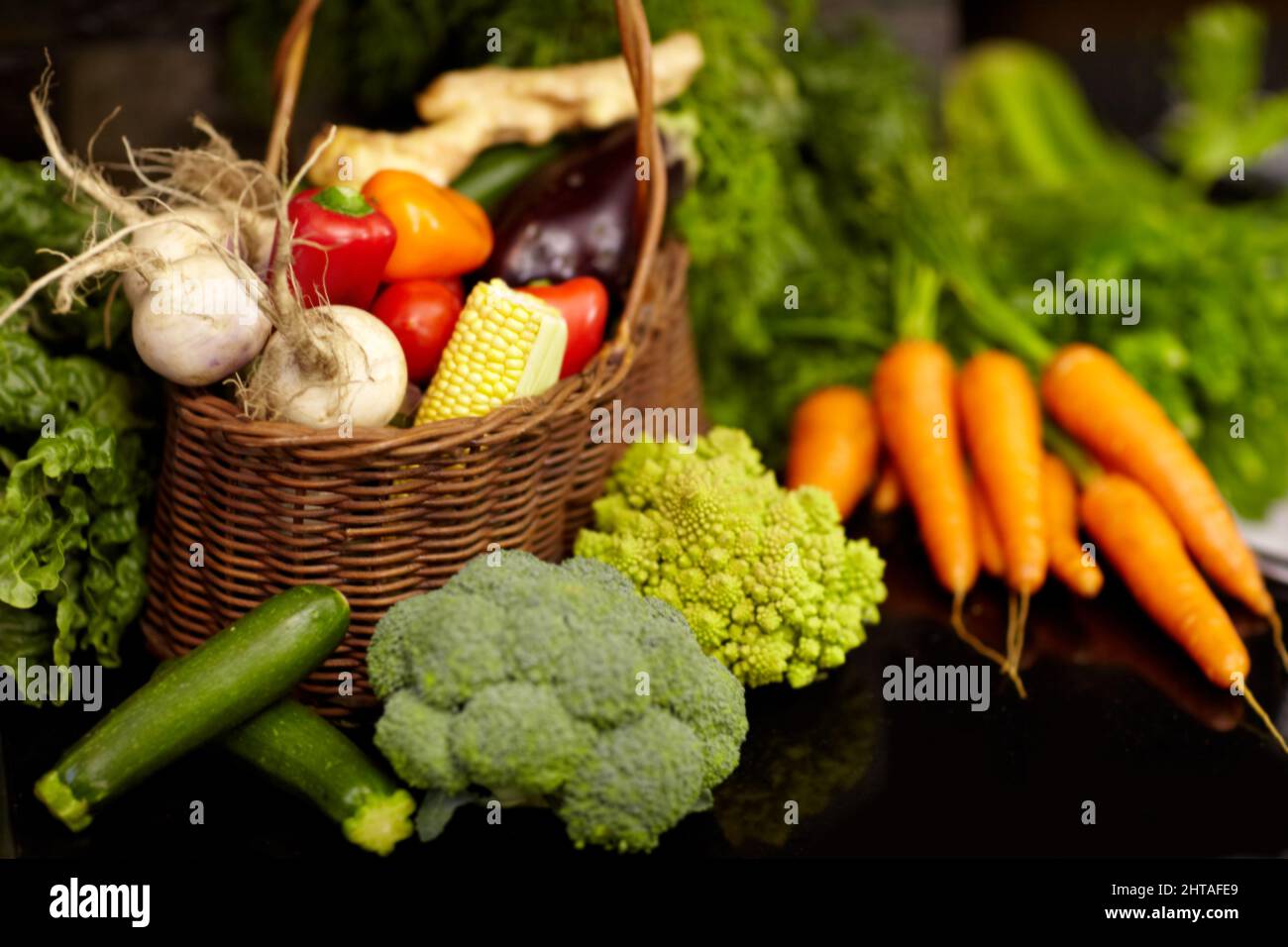 Natura bounty. Immagine ritagliata di un assortimento di prodotti vegetali freschi. Foto Stock