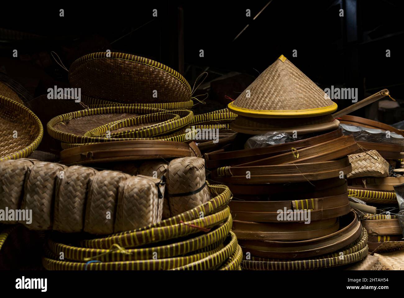 Cappello conico, cesto di bambù e vassoi Foto Stock