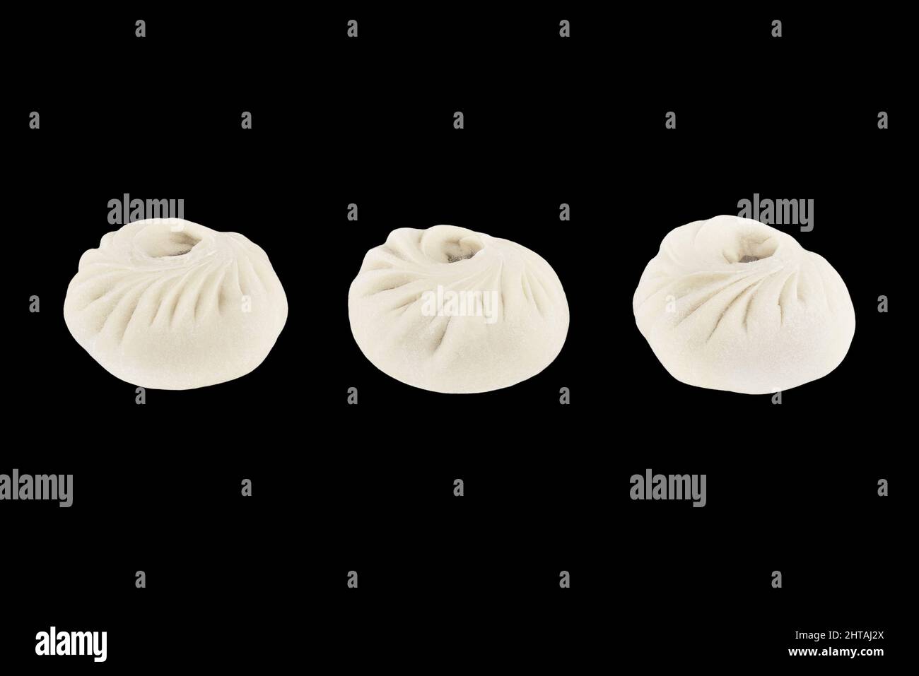 Nazionale Mongolia cibo cinese gnocchi Buuz riempito di manzo tritato, isolamento su uno sfondo nero Foto Stock