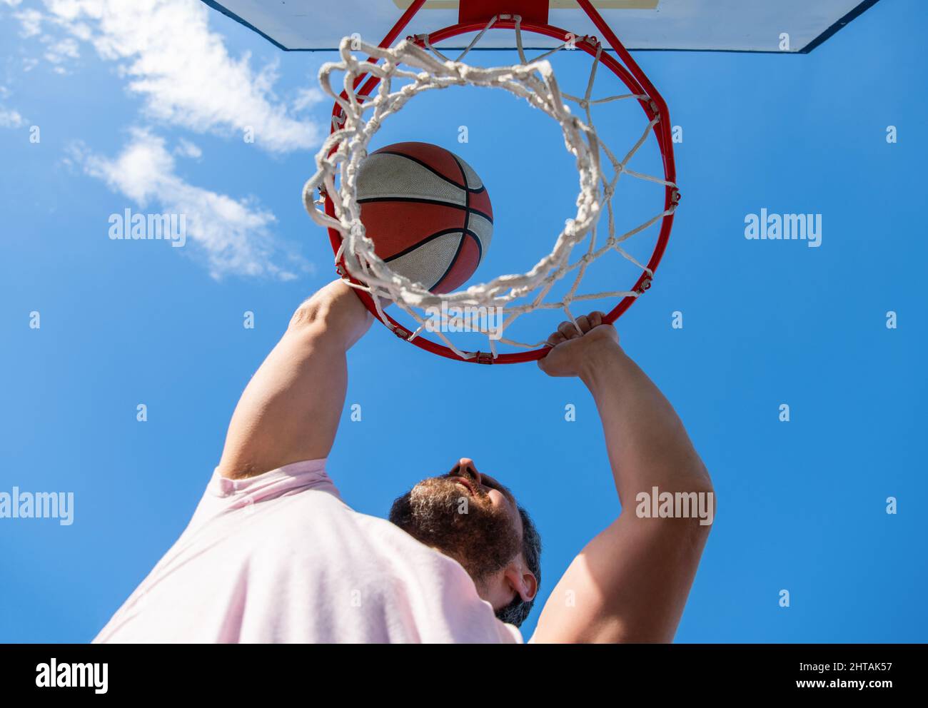 attività estiva. uomo con pallone da basket sul campo. giocatore di basket professionista Foto Stock