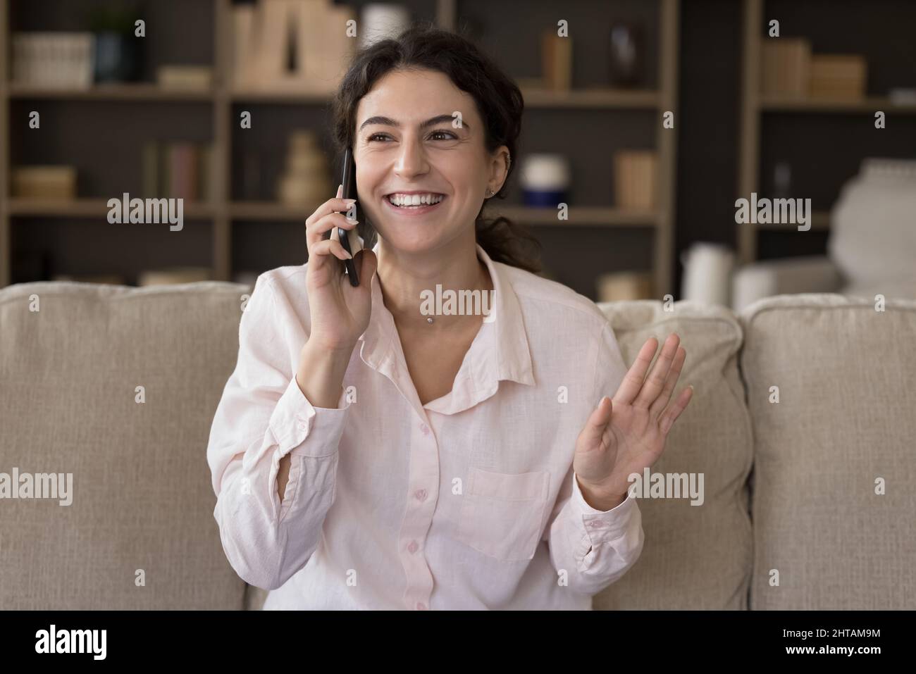 Felice attraente donna ispanica godendo piacevole conversazione di chiamata del cellulare. Foto Stock