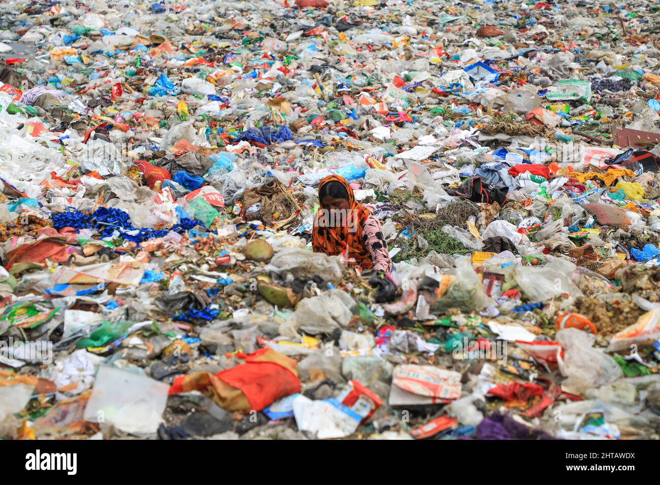 Narayanganj, Bangladesh. 27th Feb 2022. Una donna raccoglie materie plastiche in vendita presso Fauttah Dump Yard a Narayanganj. (Foto di MD Manik/SOPA Images/Sipa USA) Credit: Sipa USA/Alamy Live News Foto Stock