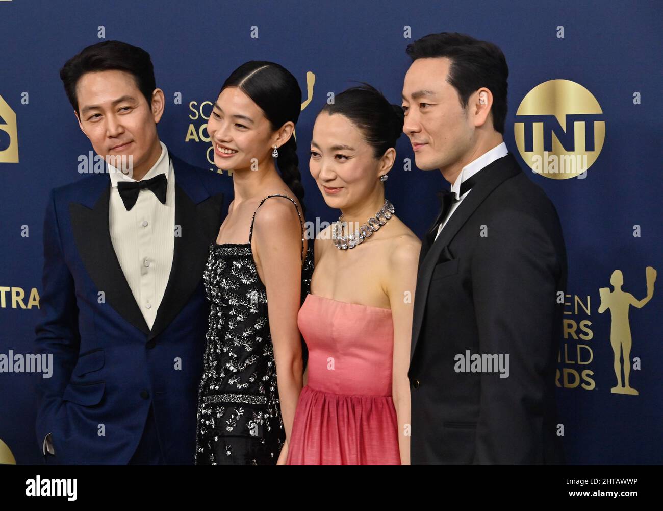 Santa Monica, Stati Uniti. 27th Feb 2022. (L-R) Lee Jung-jae, HoYeon Jung, Kim Joo-ryeong e Park Hae-soo partecipano ai 28th premi annuali SAG che si tengono al Barker Hangar di Santa Monica, California, domenica 27 febbraio 2022. Lo schermo attori Guild Awards è stato trasmesso in diretta su TNT e TBS. Foto di Jim Ruymen/UPI Credit: UPI/Alamy Live News Foto Stock