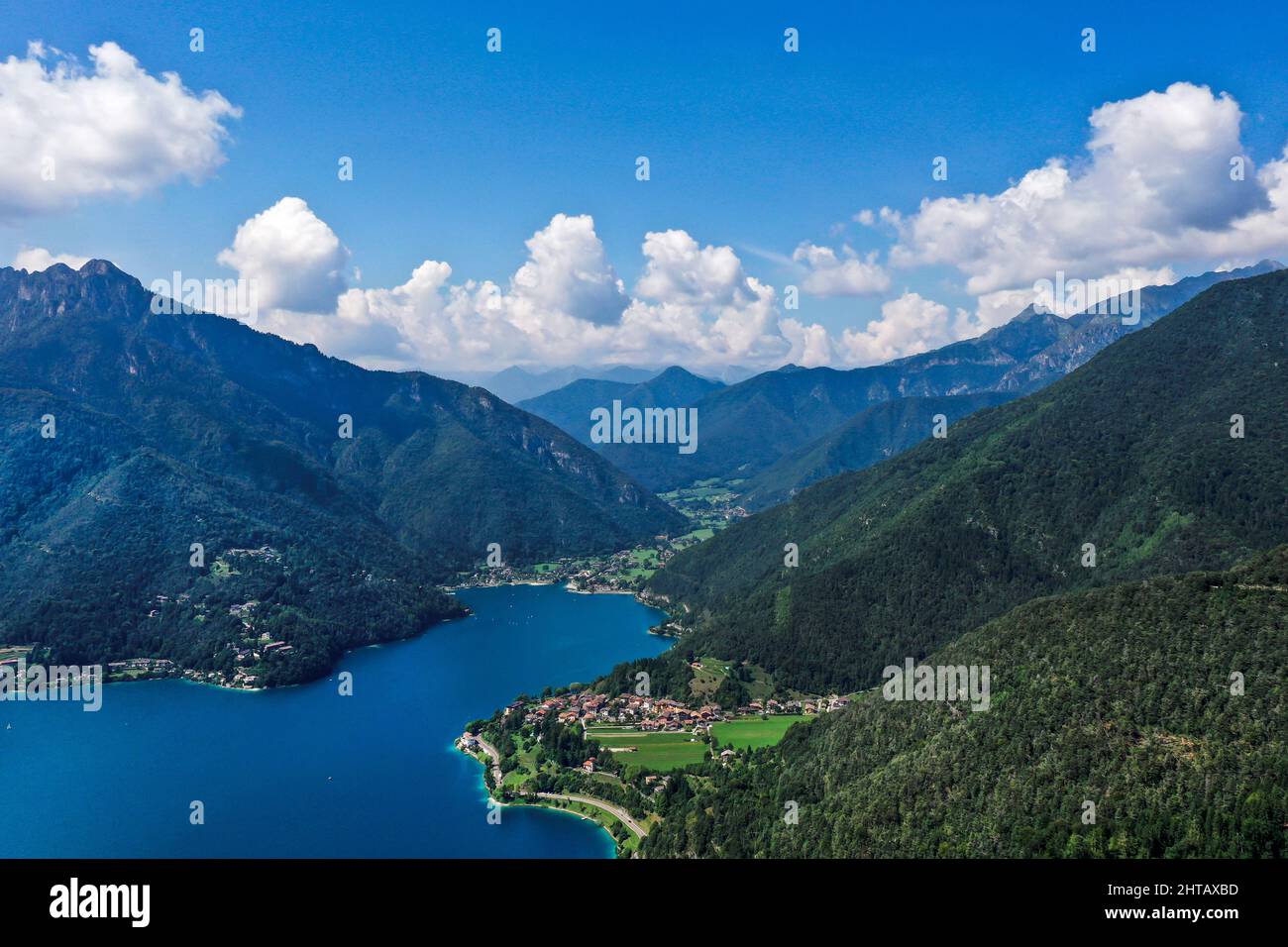 Scatto aereo del lago di Ledro, Italia, vicino al lago di Garda, girato su Mavic 2 Pro Foto Stock