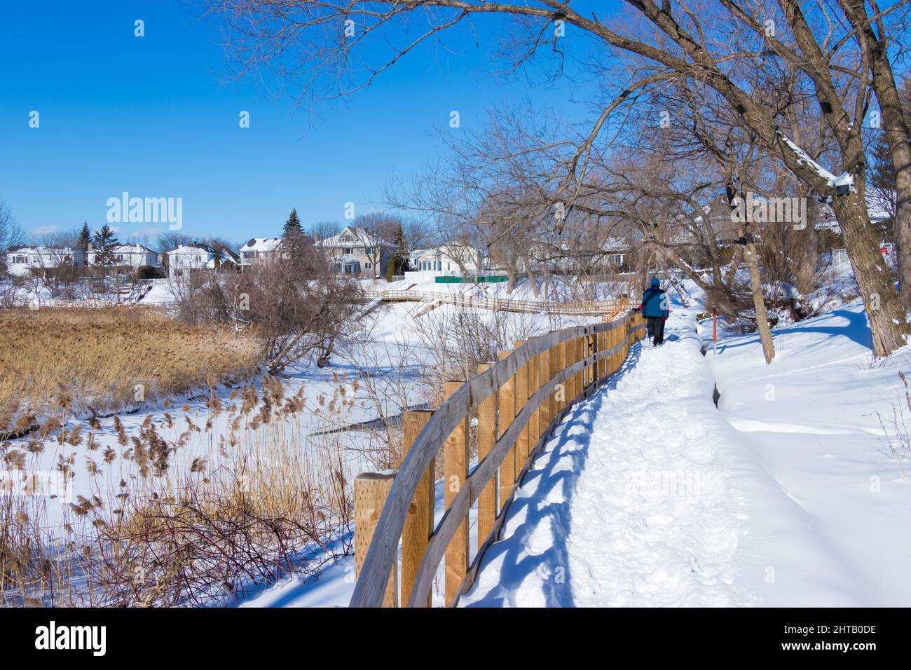 Sentiero in inverno lungo il fiume. Paesaggio con neve in inverno Foto Stock