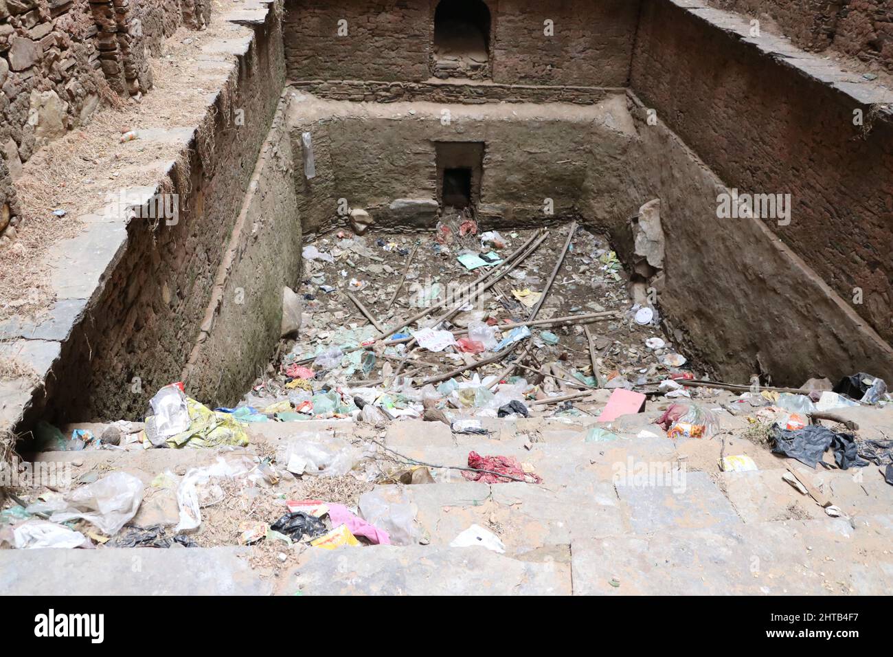 laghetto di acqua secca in rifiuti di plastica. Foto Stock