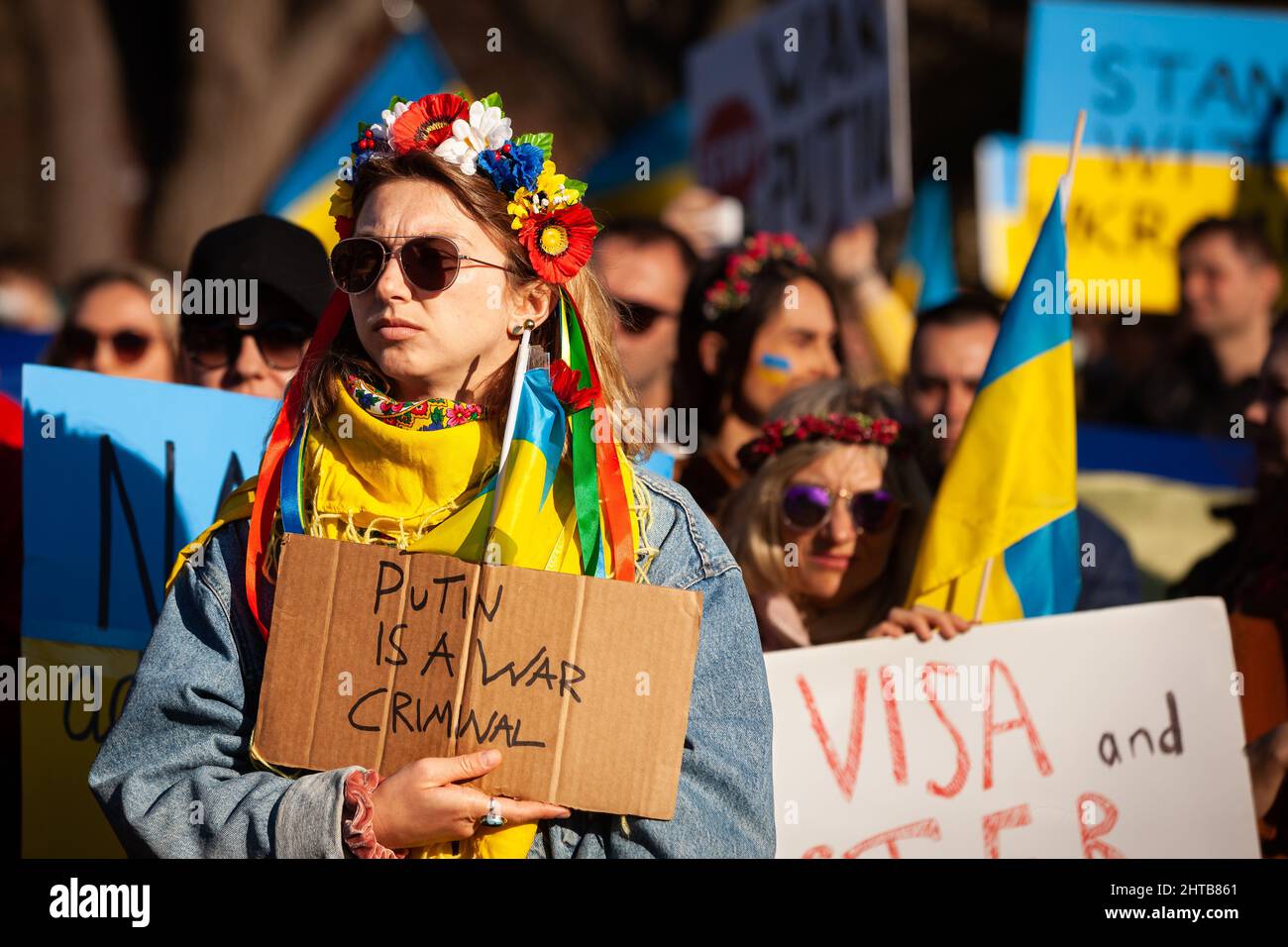 Washington, DC, USA, 27 Febbraio, 2021. Nella foto: Un manifestante indossa fiori e nastri nei capelli durante un raduno per l'Ucraina alla Casa Bianca. Migliaia di persone provenienti da tutti gli Stati Uniti si sono riunite per ringraziare gli Stati Uniti e altri paesi per il loro aiuto, e per chiedere una zona di non volo e altri aiuti per l’Ucraina. L'evento è stato sponsorizzato da United Help Ukraine e attivisti ucraini statunitensi, sia organizzazioni di assistenza che di advocacy statunitensi. Credit: Allison Bailey / Alamy Live News Foto Stock