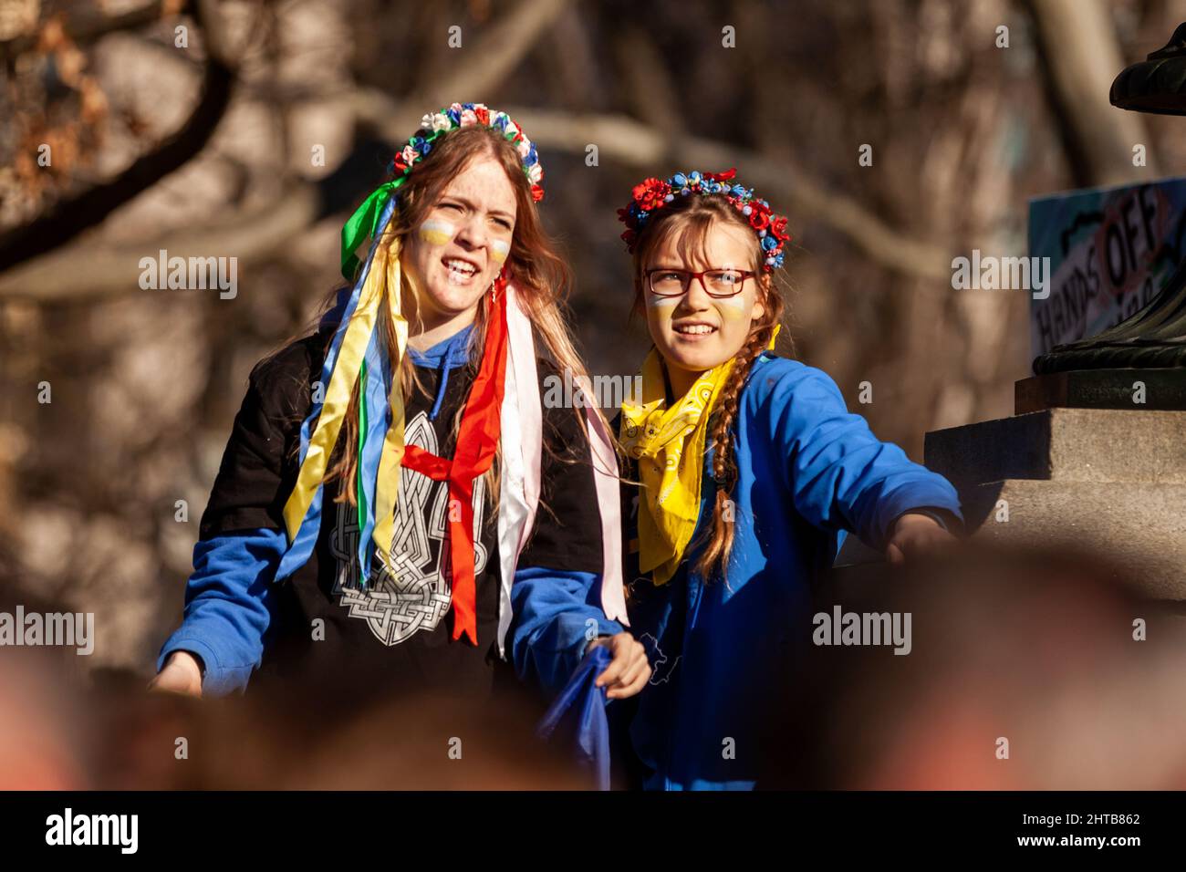 Washington, DC, USA, 27 Febbraio, 2021. Nella foto: I manifestanti indossano fiori e nastri nei loro capelli durante un raduno per l'Ucraina alla Casa Bianca. Migliaia di persone provenienti da tutti gli Stati Uniti si sono riunite per ringraziare gli Stati Uniti e altri paesi per il loro aiuto, e per chiedere una zona di non volo e altri aiuti per l’Ucraina. L'evento è stato sponsorizzato da United Help Ukraine e attivisti ucraini statunitensi, sia organizzazioni di assistenza che di advocacy statunitensi. Credit: Allison Bailey / Alamy Live News Foto Stock