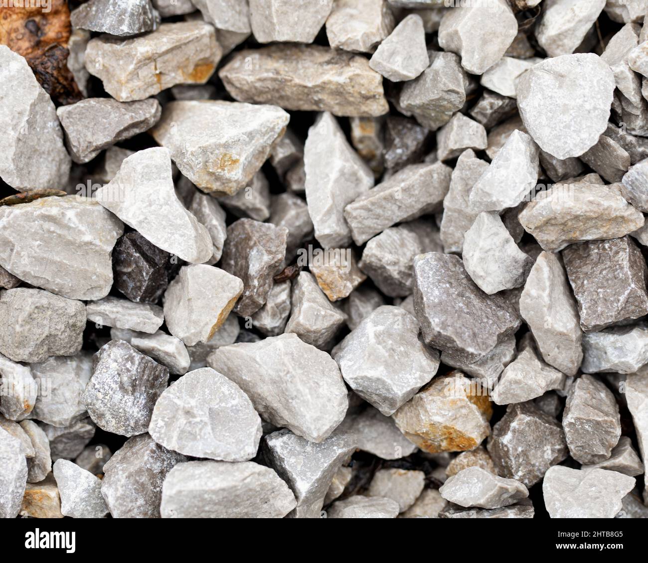 sfondo fatto di closeup di mucchio di pietra frantumata texture. granito grigio chips Foto Stock