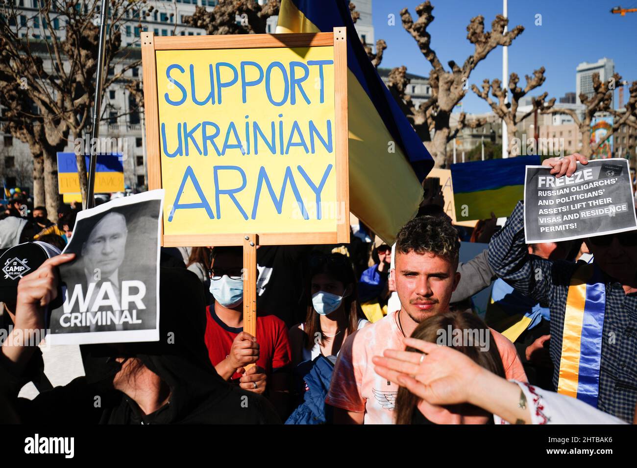 San Francisco, Stati Uniti. 27th Feb 2022. Una persona tenuta su un cartello 'esercito ucraino di Porto' durante il rally. Il 27 febbraio, migliaia di persone hanno partecipato a un raduno chiamato “Save Ukraine!Stop War” fuori dal municipio di San Francisco.le persone che hanno partecipato al raduno hanno detto di volere diversi paesi del mondo per aumentare ora gli aiuti militari e finanziari all’Ucraina.nel raduno, c'erano molti genitori che portavano i loro figli lì e i bambini tenevano i cartelli durante il raduno. Credit: SOPA Images Limited/Alamy Live News Foto Stock