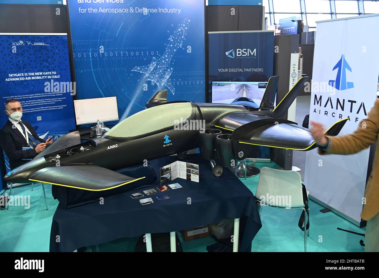 I rappresentanti della Manta Aircraft Company presentano alla mostra il moderno VTOL Aircraft Foto Stock