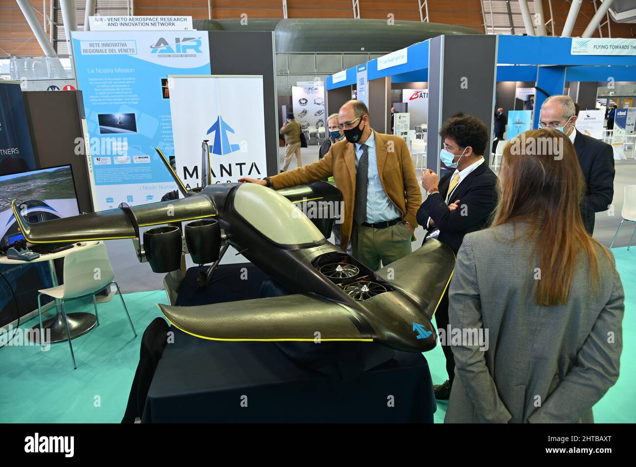 I rappresentanti della Manta Aircraft Company presentano alla mostra il moderno VTOL Aircraft Foto Stock