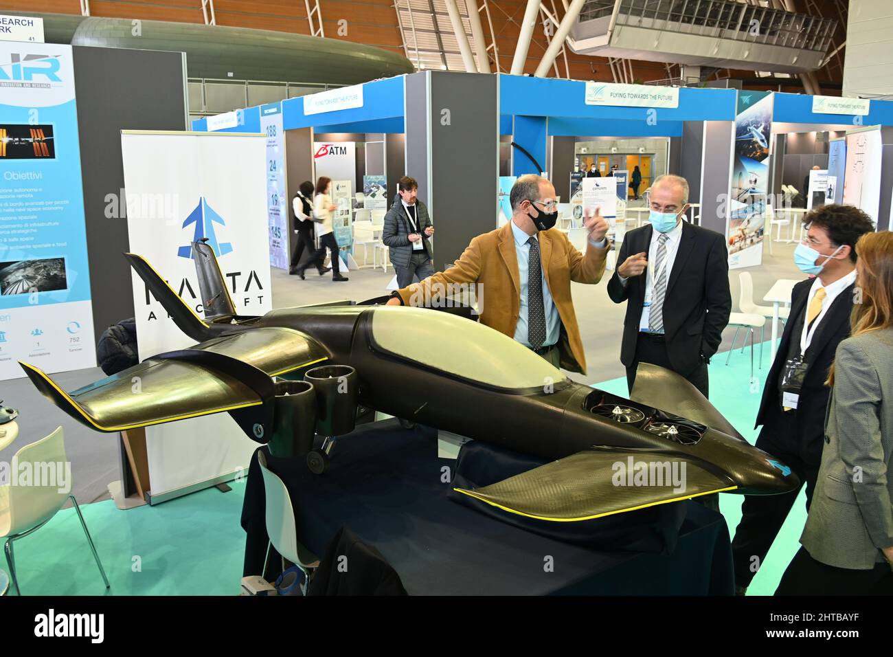I rappresentanti della Manta Aircraft Company presentano alla mostra il moderno VTOL Aircraft Foto Stock