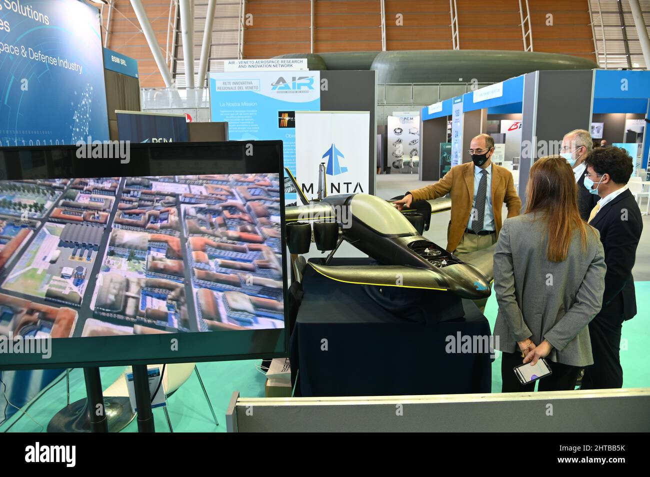 I rappresentanti della Manta Aircraft Company presentano alla mostra il moderno VTOL Aircraft Foto Stock