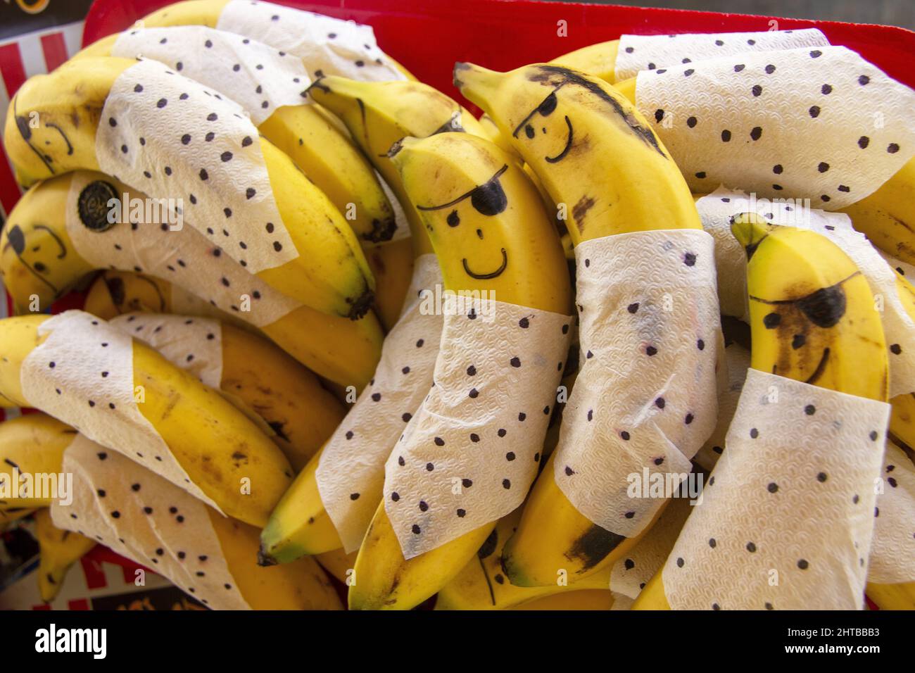 Vista dall'alto delle banane decorate con motivi divertenti Foto Stock