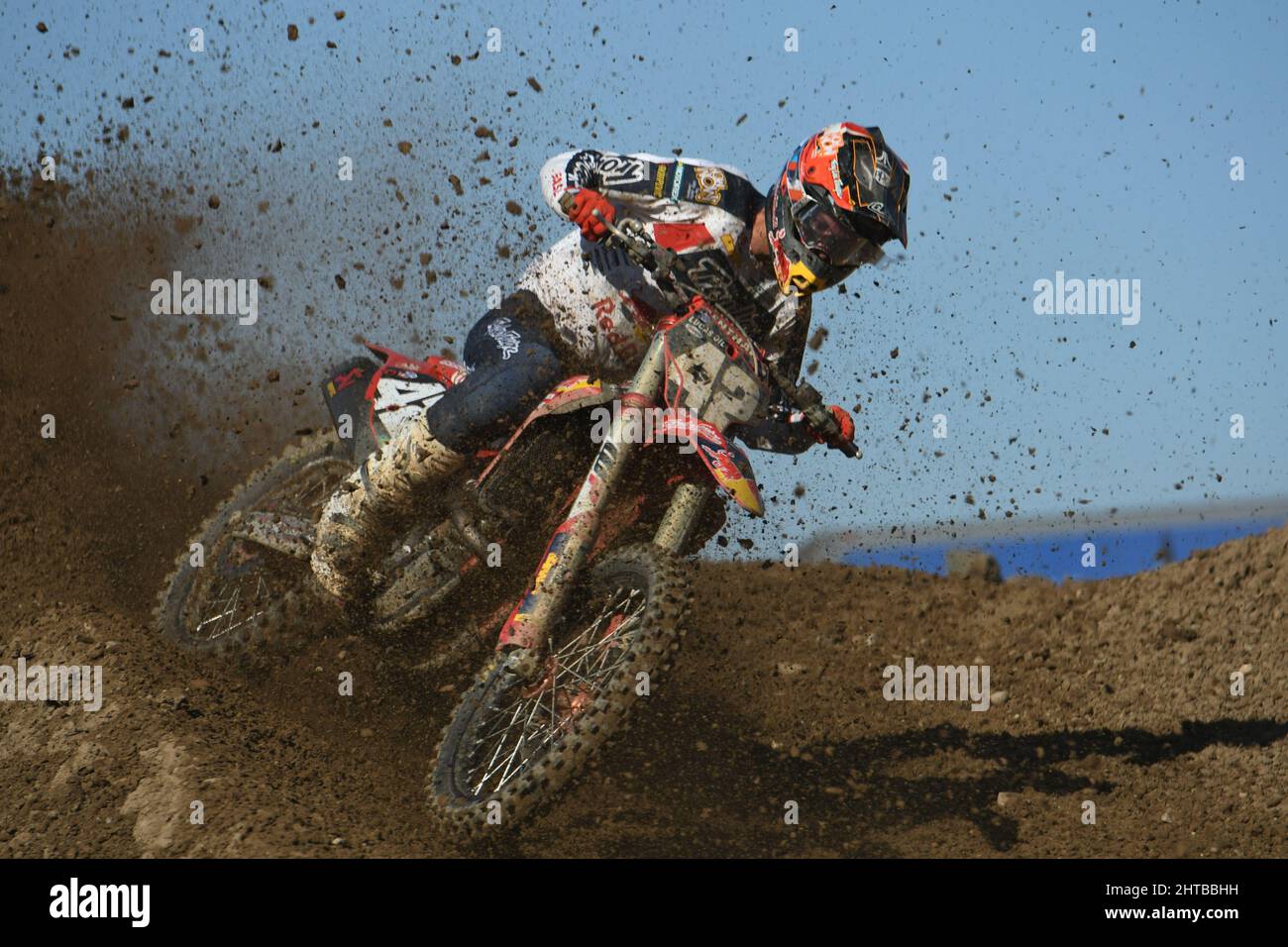 Un motociclista che guida giù per la collina durante una gara di motocross professionale a Hangtown Foto Stock