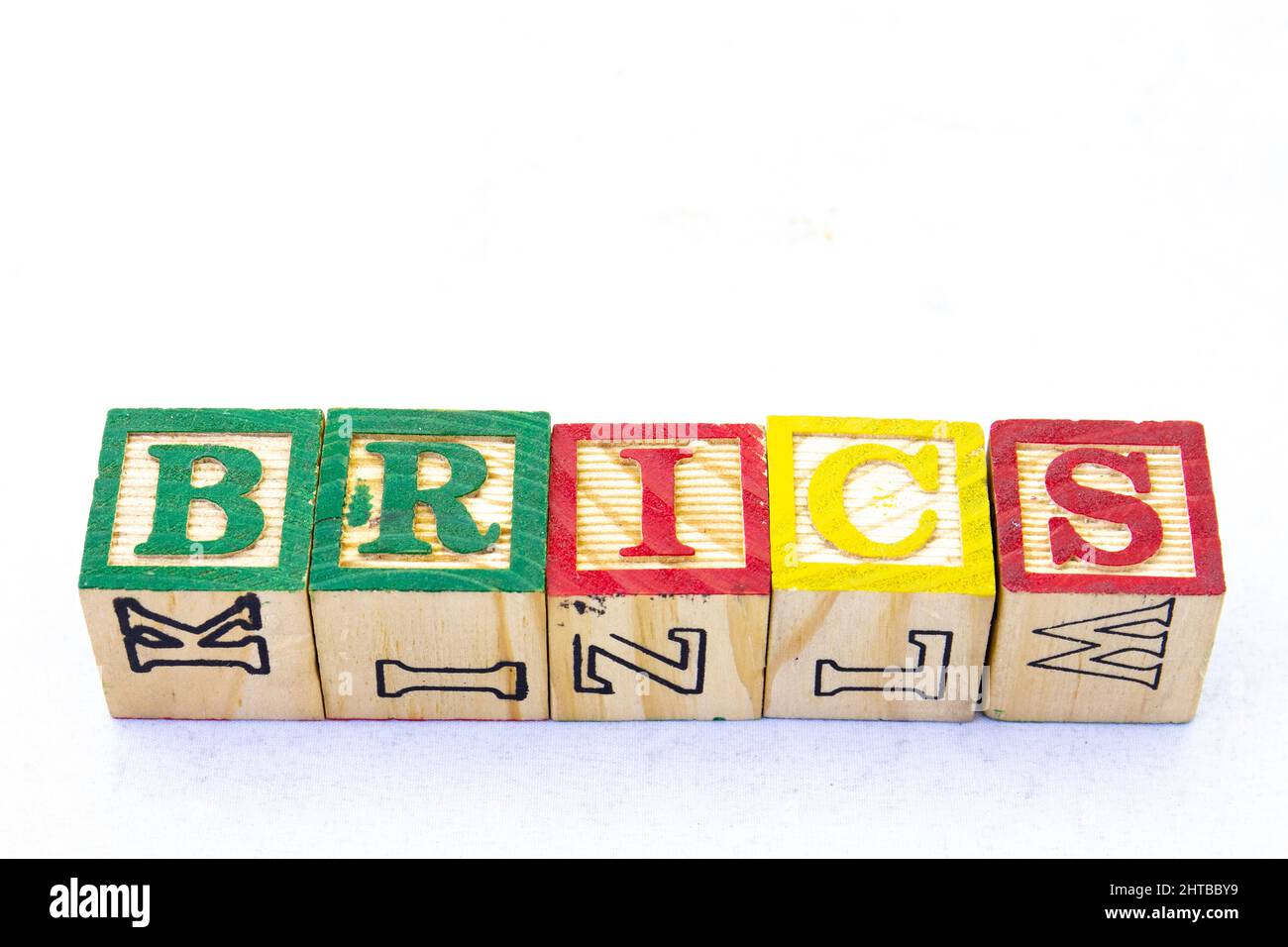 Il termine BRICS viene visualizzato visivamente su uno sfondo chiaro con spazio di copia Foto Stock
