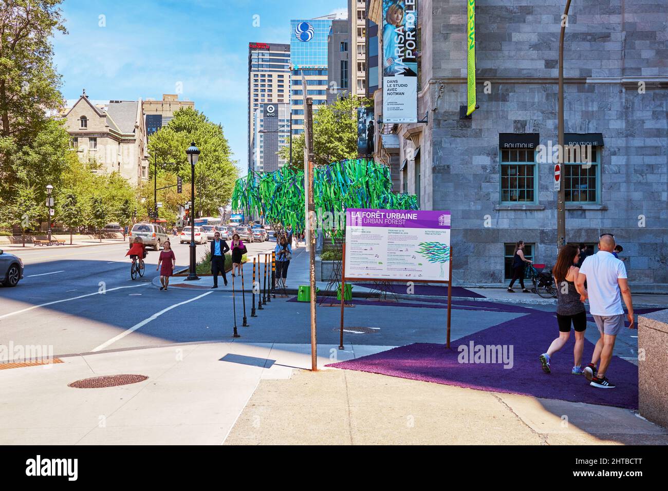 Montreal, Canada - Giugno, 2018: Il cartello della foresta urbana e Victoria Street a Montreal, Quebec, Canada Foto Stock