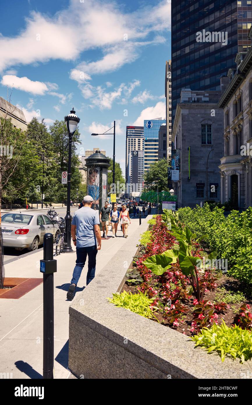 Montreal, Canada - Giugno, 2018: Persone che camminano su Victoria Street a Montreal, Quebec, Canada Foto Stock