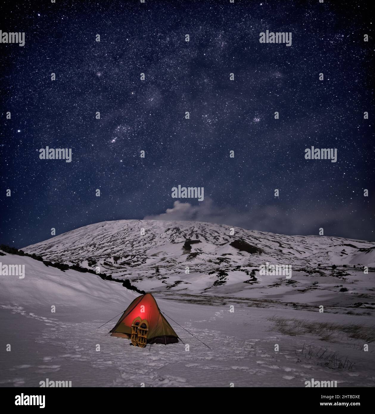 tenda campeggio neve montagna notte paesaggio stellato cielo Foto Stock
