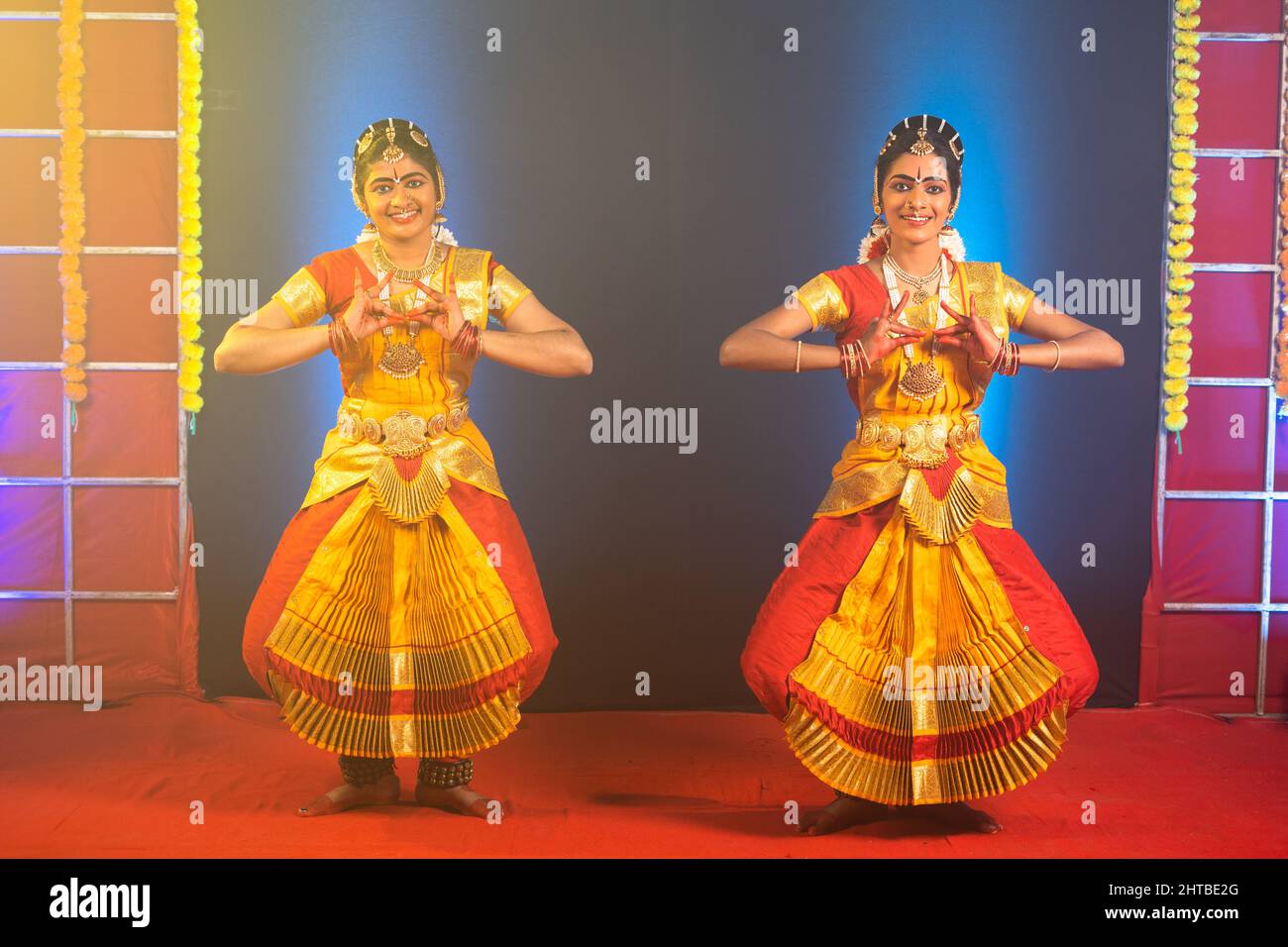 I giovani ballerini tradizionali di bharathnatyam si esibiscono sul palco - concetto di cultura indiana e ballerini classici professionisti. Foto Stock