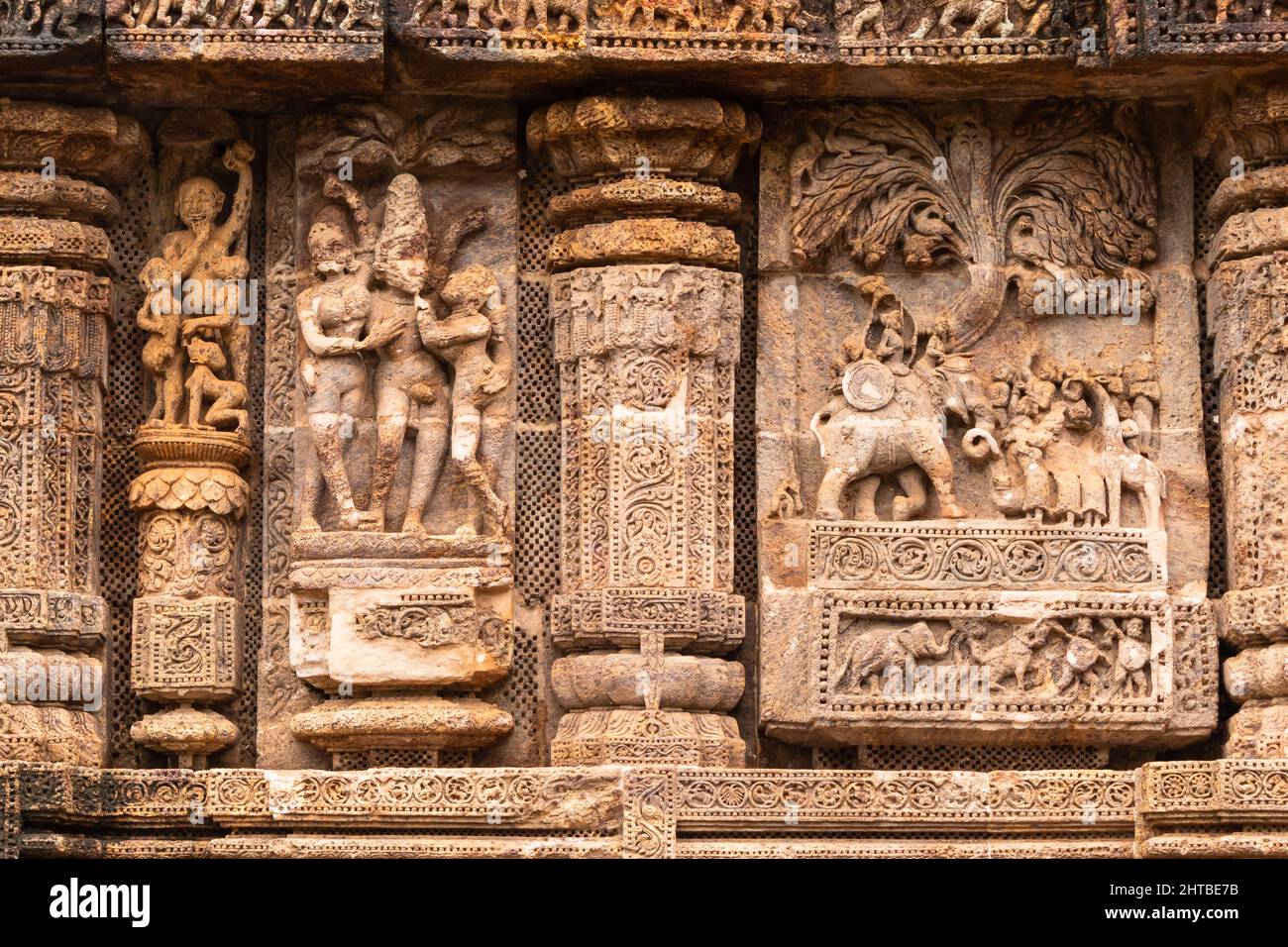 Scultura a Konark raffigurante Narasingha Deva i seduto sopra un elefante di guerra. Odisha, India Foto Stock