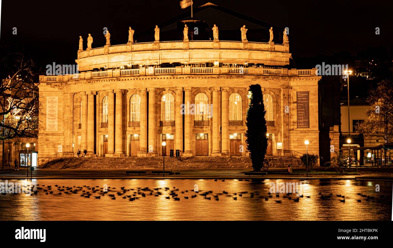 Teatro Ballet con una facciata unica decorata con luci a Stoccarda, Germania Foto Stock