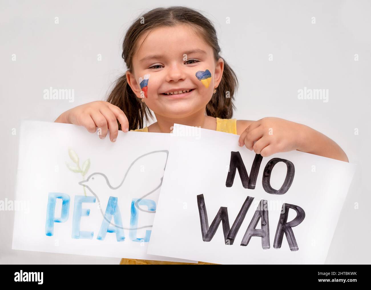 Bambino con manifesti senza guerra e pace su sfondo grigio Foto Stock