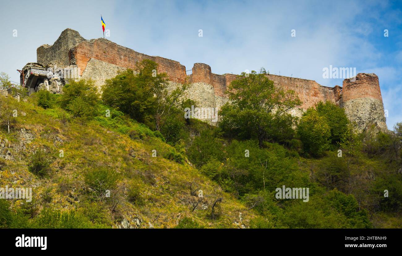 Il Castello di Dracula si trova sulla montagna verde Foto Stock
