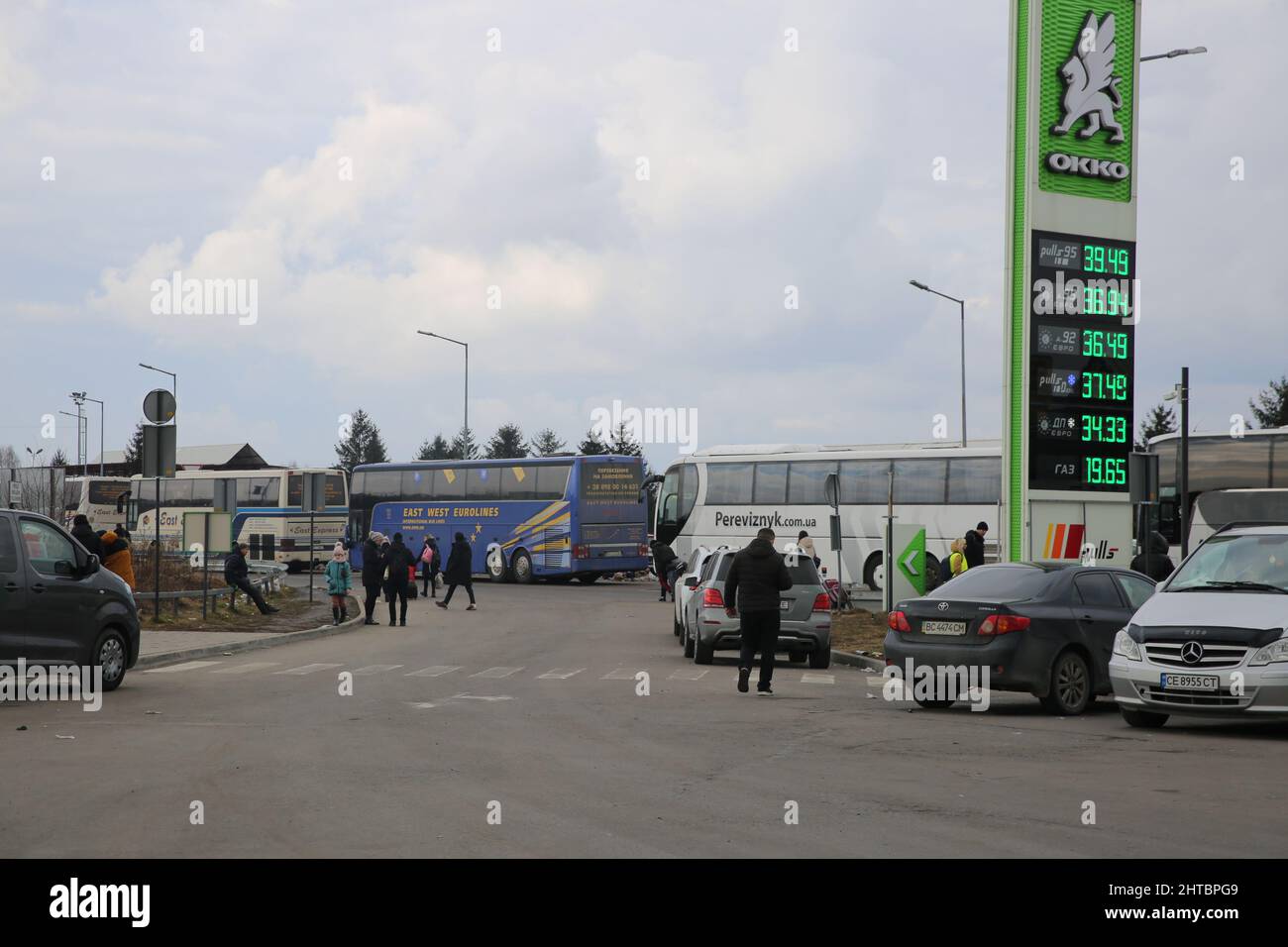 Krakovets, Ucraina. 27th Feb 2022. I veicoli diretti in Polonia si accodano a Krakovets, Ucraina, 27 febbraio 2022. Recentemente, un gran numero di ucraini è arrivato ai valichi di frontiera con Polonia, Ungheria, Romania e altri paesi. Credit: Chen Wenxian/Xinhua/Alamy Live News Foto Stock