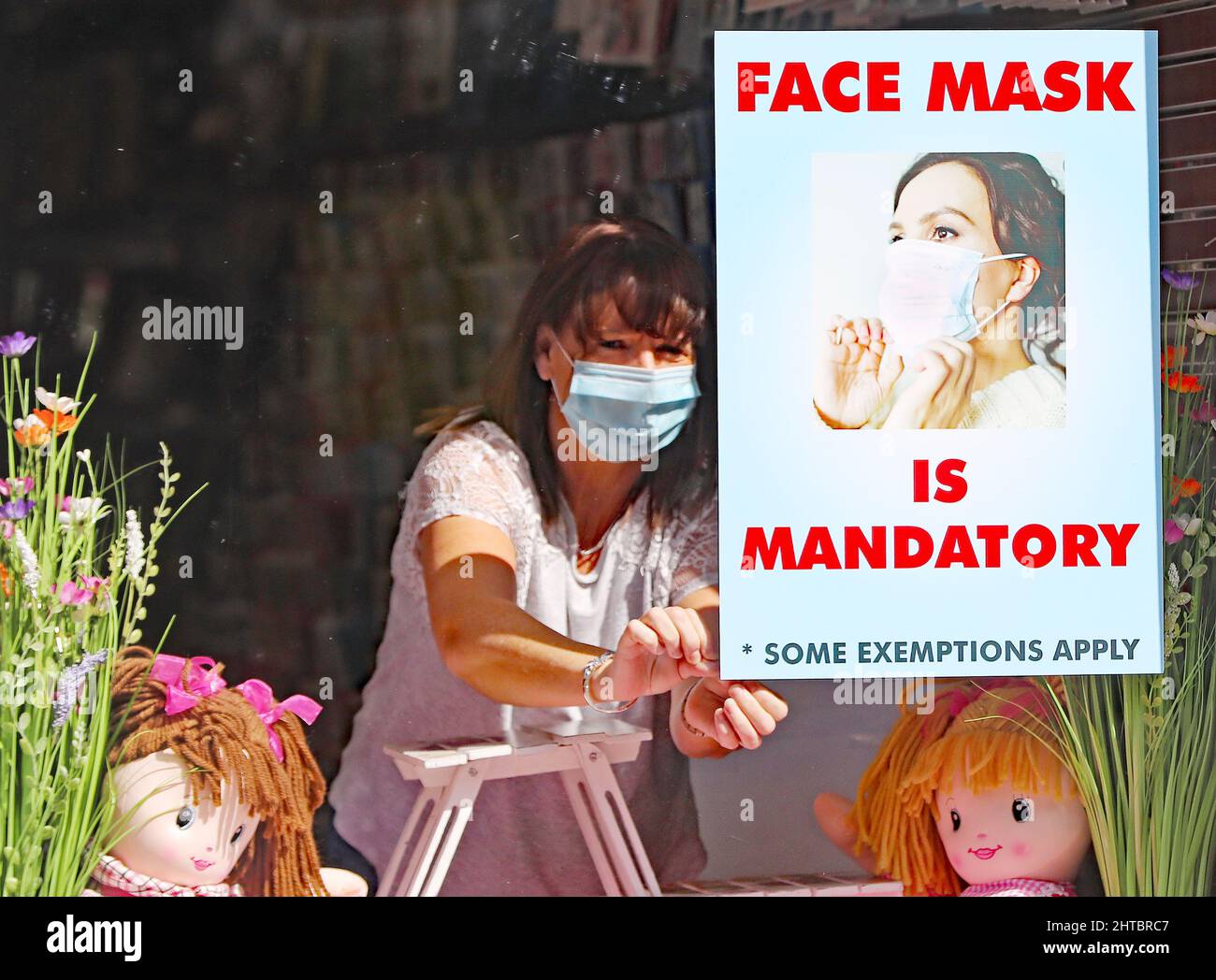 Foto di archivio datata 20/07/2020 di Marie Geraghty proprietario del negozio di carte e feste in Athy, Co Kildare mettere un cartello che consiglia l'uso di maschere per il viso. La stragrande maggioranza delle restrizioni del Covid-19 verrà revocata lunedì in Irlanda, una mossa salutata come una 'pietra miliare' per il paese. La settimana scorsa il governo ha deciso, su parere di funzionari sanitari, che a partire dal febbraio 28 non vi sarà alcun obbligo legale di indossare una maschera in qualsiasi ambiente. Data di emissione: Domenica 27 febbraio 2022. Foto Stock