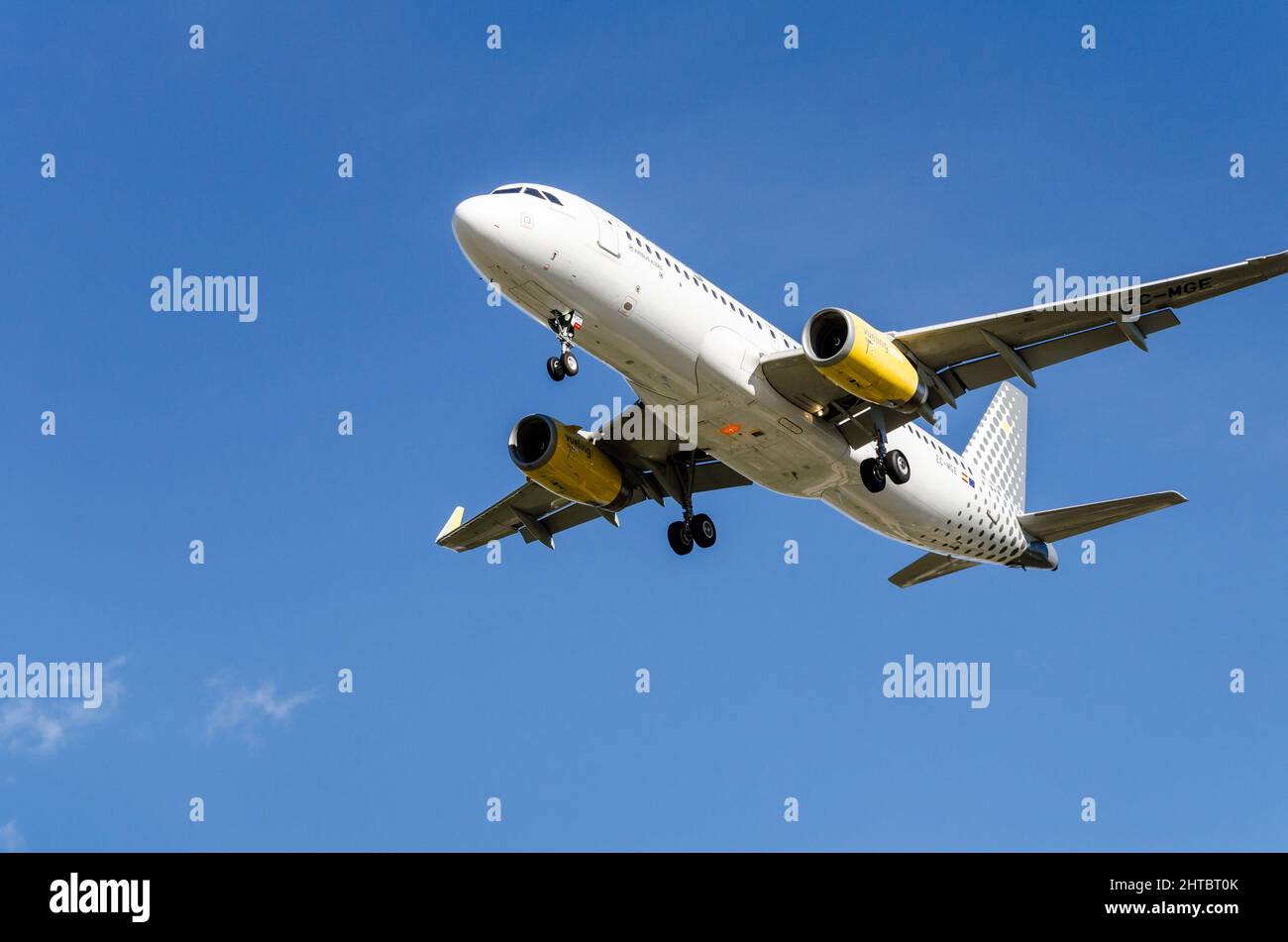 Barcellona, ​​Spain; 1 novembre 2021: Aereo Vueling Airbus A320, atterraggio all'aeroporto Josep Tarradellas Barcelona-El Prat Foto Stock