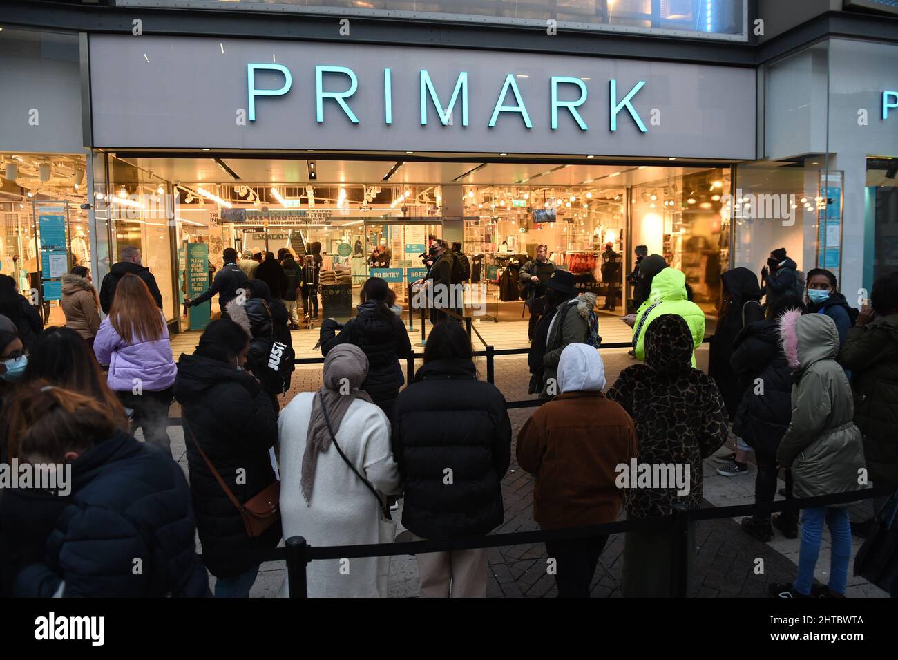 Foto del file datata 12/04/21 dei clienti del mattino presto in fila fuori Primark, Birmingham, in attesa della riapertura del negozio. Le vendite Primark sono previste per essere salite del 60% negli ultimi sei mesi, come società madre associate British Foods (ABF) ha salutato il recupero del business della moda. Data di emissione: Lunedì 28 febbraio 2022. Foto Stock