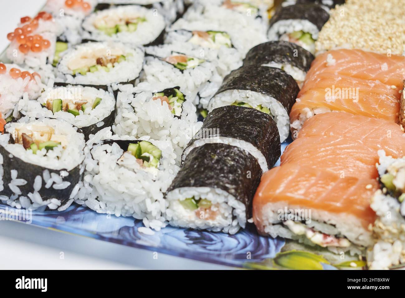 Close-up shot of delicious different types of rolled sushi Foto Stock