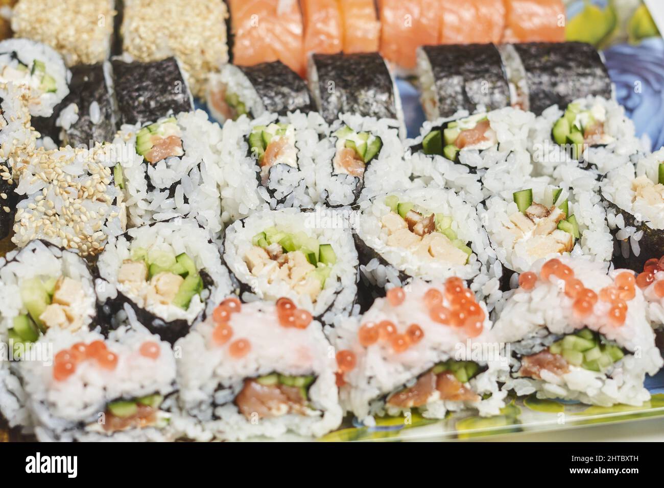 Primo piano di deliziosi diversi tipi di sushi arrotolato Foto Stock