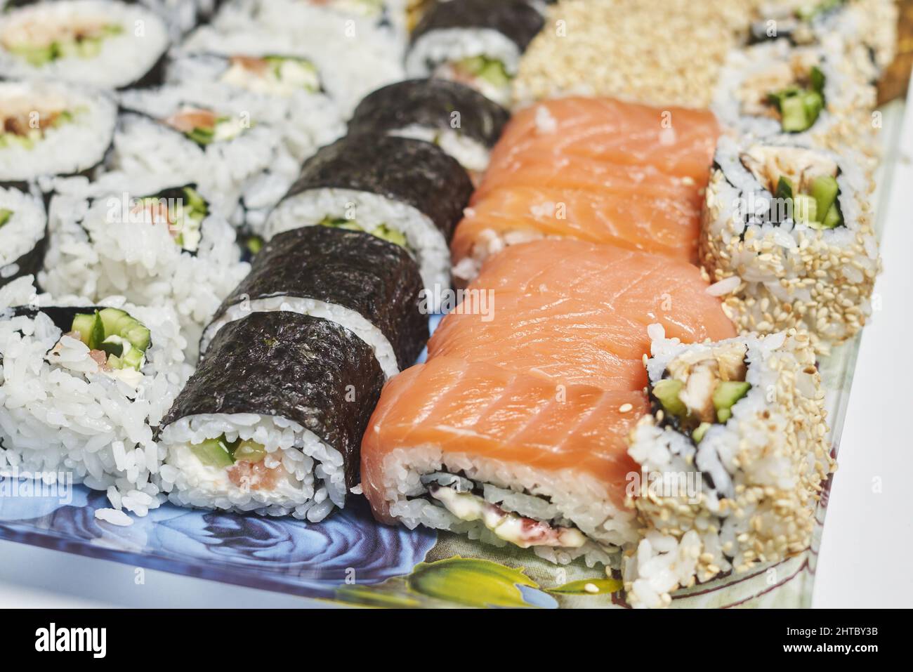 Primo piano di deliziosi diversi tipi di sushi arrotolato Foto Stock