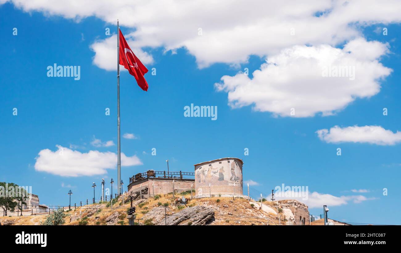 Castello nella città di ceramisti Avanis con la bandiera turca contro il cielo blu, Turchia. Foto Stock