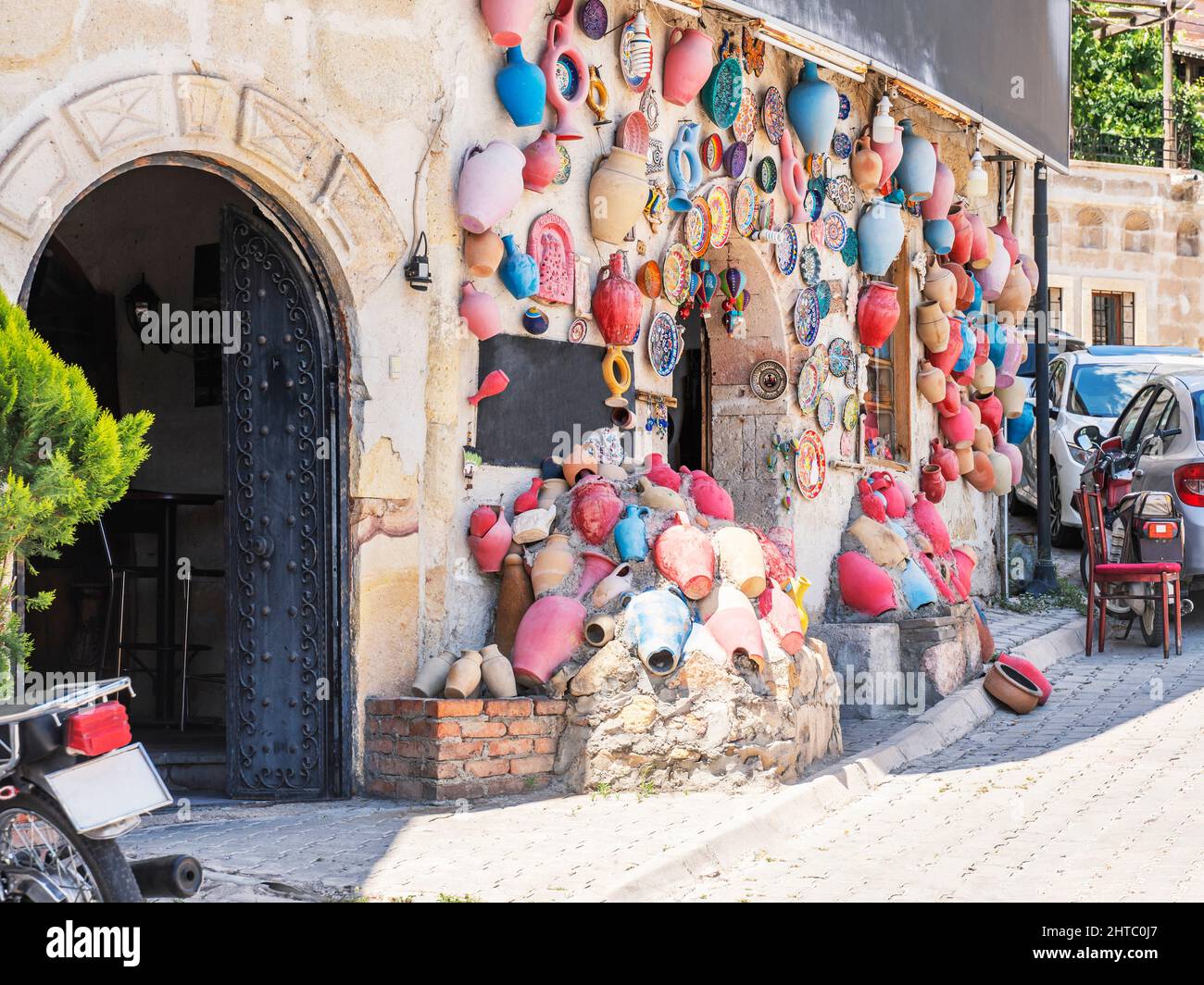 Vasi di argilla e souvenir al mercato Avanis. Turchia. Foto Stock