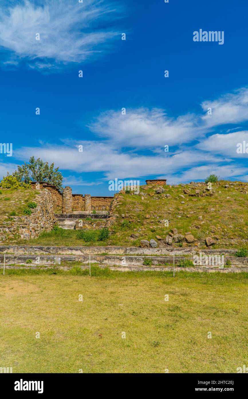 Antiche strutture Zapotec all'interno della zona archeologica di Monte Alban in Messico Foto Stock