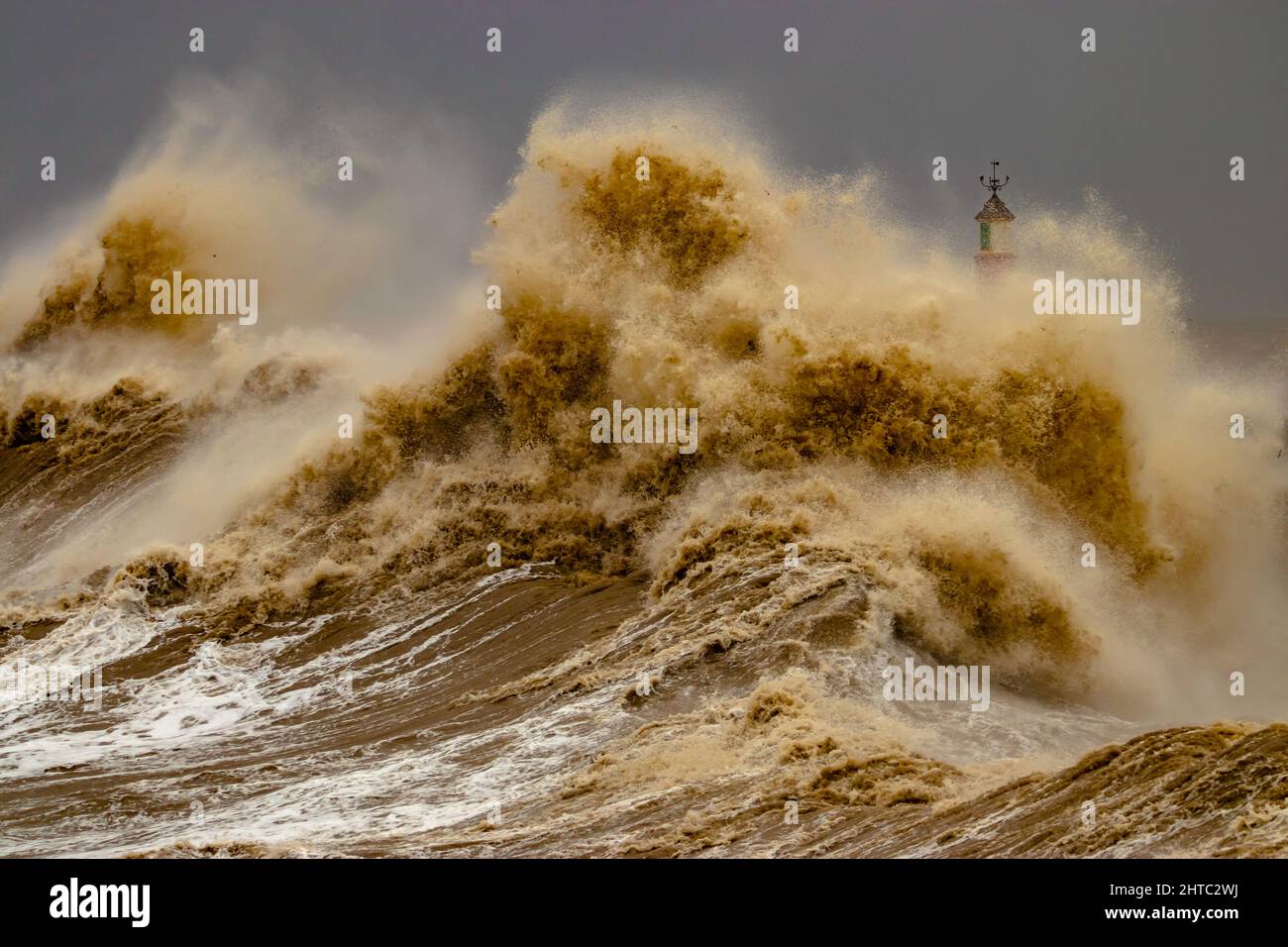 La tempesta Franklin colpisce la piccola città portuale di Watchet nel Somerset. Foto Stock