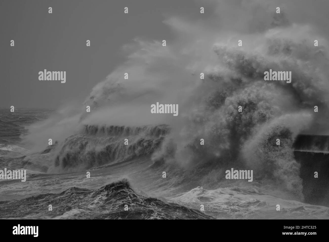 La tempesta Franklin colpisce la piccola città portuale di Watchet nel Somerset. Foto Stock