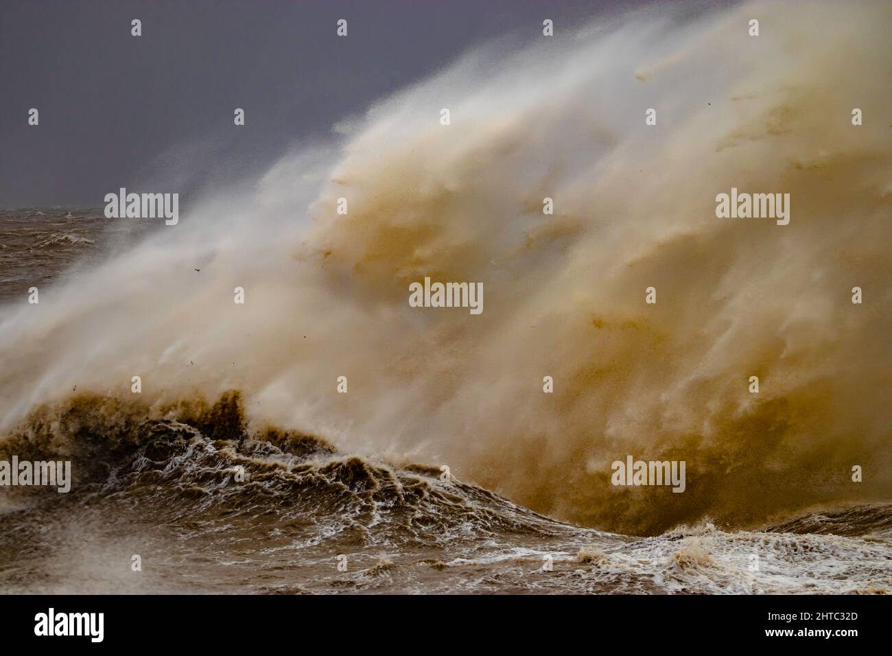 La tempesta Franklin colpisce la piccola città portuale di Watchet nel Somerset. Foto Stock