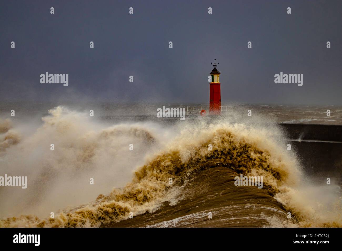 La tempesta Franklin colpisce la piccola città portuale di Watchet nel Somerset. Foto Stock