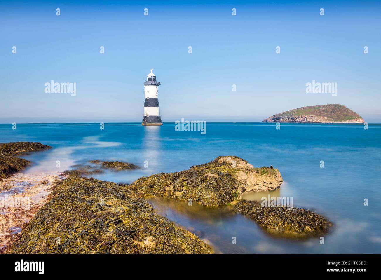Faro di Penmon e Puffin Island, Anglesey, Galles del Nord. Foto Stock