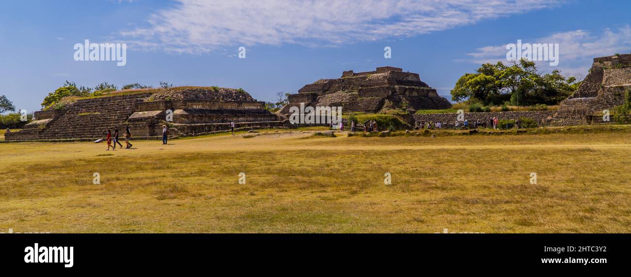 Antiche strutture Zapotec all'interno della zona archeologica di Monte Alban in Messico Foto Stock